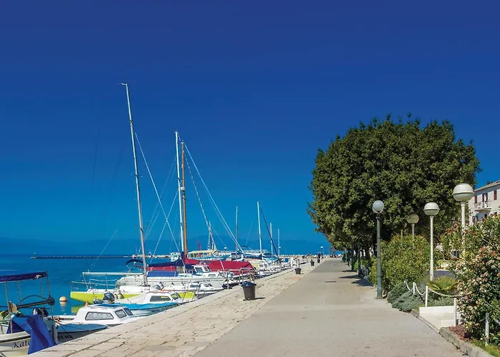 Apartman Amazing Apartment In Malinska With Wifi *